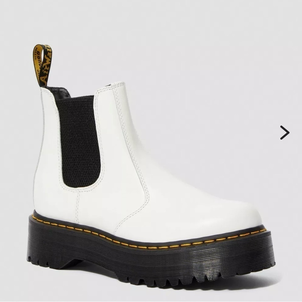 Dr. Martens White SMOOTH LEATHER PLATFORM CHELSEA BOOTS. Size 8. NEW